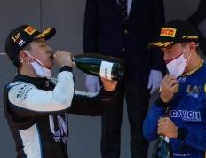 周冠宇拿下F2年度第二冠，有望复制小舒马赫模板，争取F1“驾照”